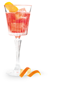 Ein stilvolles Cocktailglas, gefüllt mit einem prickelnden, roten Getränk, dekoriert mit einer Orangenschale und Eis.