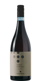 Eine elegante Flasche Nero d'Avola mit einem stilvollen Etikett und einem schwarzen Korken, die für Genuss steht.