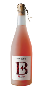 Ein ansprechendes Design einer Secco-Flasche, die in sanften Rosatönen schimmert und mit einem Korken verschlossen ist.