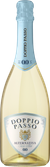 Eine alkoholfreie Alternative von Doppio Passo, präsentiert in einer transparenten Flasche mit hellgelber Flüssigkeit, hellblauem Verschluss und elegantem Etikett mit goldenen Akzenten.