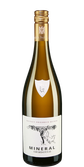 Eine elegante Flasche Chardonnay mit einem goldenen Verschluss und einem kunstvollen Etikett, das Trauben und einen Fuchs zeigt.