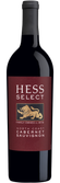 Eine elegante Flasche Hess Select Cabernet Sauvignon mit einem goldenen Löwen-Logo auf rotem Etikett, perfekt für besondere Anlässe.