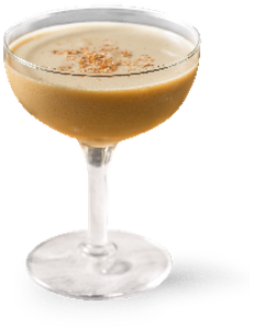 Ein Cocktail in einem hohen Glas, gefüllt mit einer schaumigen, braunen Mischung, die an einen Dessertdrink erinnert.