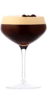 Ein elegantes Cocktailglas mit einer Schicht aus dunklem Kaffee und einer cremigen Schaumkrone, garniert mit Kaffeebohnen.