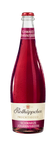 Die Flasche mit Rotkäppchen Fruchtsecco strahlt durch ihre tiefrote Farbe und die feinen Wassertropfen eine kühle Frische aus.
