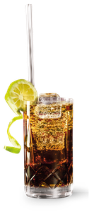 Ein erfrischendes Getränk in einem klaren Glas, gefüllt mit sprudelndem Cola und einem Limettenschnitz als Garnitur.