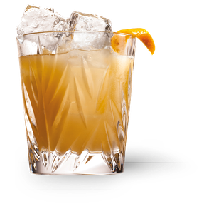 Ein stilvolles Glas, das ein goldenes Getränk mit Eis und einer frischen Orangenscheibe zeigt, ideal für heiße Tage.