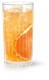 Ein kühles Getränk in einem gerippten Glas, das mit Eis gefüllt ist und eine leuchtend orangefarbene Orangenscheibe enthält.