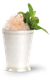 Zerstoßenes Eis und frische Minze füllen einen stilvollen silbernen Becher, der perfekt für heiße Sommertage ist.