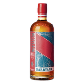 Eine Flasche Garryana Whiskey von Westland, die in einem eleganten Design mit blauen und roten Akzenten präsentiert wird.