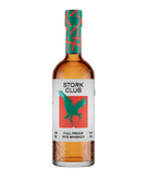Stork Club Whiskey in einer eleganten Flasche, die ein modernes Design mit einem grünen Deckel und einem roten Etikett kombiniert.