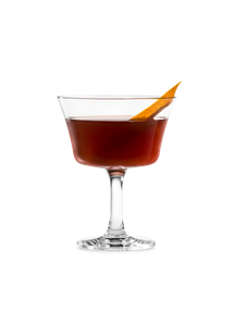 Das Glas enthält einen dunklen Cocktail, der durch eine leuchtend orangefarbene Zeste an der Kante akzentuiert wird.