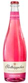 Die Flasche des Himbeerseccos von Rotkäppchen zeigt eine lebendige pinke Farbe und ist mit frischen Wassertropfen verziert.