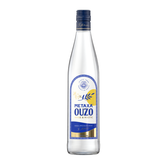 Die transparente Flasche Metaxa Ouzo mit blauer und gelber Etikettierung hebt sich vor einem neutralen Hintergrund hervor.