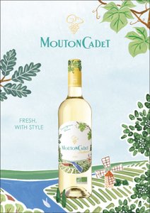 Eine stilvolle Flasche Mouton Cadet Sauvignon Blanc 2023 vor einer malerischen Landschaft mit Weinreben und einem Windrad.