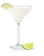 Ein elegantes Margarita-Glas mit einer Limettenscheibe und Salzrand, auf einem schwarzen Untersetzer platziert.
