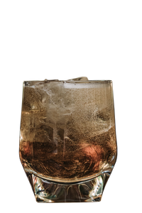 Ein transparentes Glas, gefüllt mit einem goldenen Getränk und Eis, das auf einem dunklen Hintergrund steht.