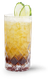 Ein kunstvoller Cocktail in einem klaren Glas, das mit Eis gefüllt ist, zeigt einen schönen Farbverlauf und wird mit Gurken dekoriert.