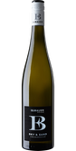 Die Flasche mit dem Etikett 'Sky & Sand' strahlt Eleganz aus und hebt sich durch ihre klare, grüne Glasfarbe hervor.