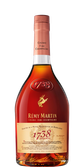 Eine elegante Flasche Rémy Martin Cognac 1738 mit einem goldenen Etikett und einem stilvollen Korken, die im Licht glänzt.