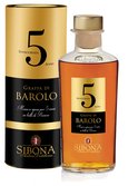 Eine elegante Flasche Grappa di Barolo, die fünf Jahre in Eichenfässern gereift ist, steht neben einer stilvollen Verpackung.