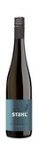 Eine elegante Flasche Sauvignon Blanc mit einem modernen Etikett in Blau und Schwarz, die einen stilvollen Eindruck vermittelt.