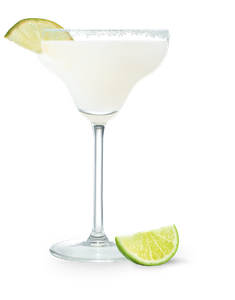 Ein elegantes Margarita-Glas mit einer Limettenscheibe und Salzrand, auf einem schwarzen Untersetzer platziert.