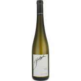 Ein hochwertiger Riesling in einer schlanken Flasche, die das Etikett mit dem Namen des Weinguts klar präsentiert.