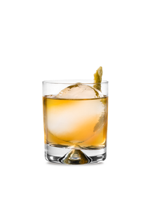Ein Glas mit einem bernsteinfarbenen Cocktail, das einen großen Eiswürfel und eine Zitronen-Dekoration präsentiert.