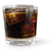 Die Kombination aus Eiswürfeln und Cola in einem Glas erzeugt ein einladendes Bild, das Durst und Erfrischung suggeriert.