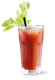 Das Glas enthält einen Cocktail mit einer leuchtend roten Farbe, garniert mit einem frischen Selleriezweig.