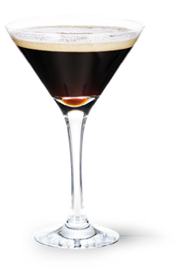 Ein stilvolles Martini-Glas, gefüllt mit einem dunklen, schaumigen Getränk, das an einen Espresso Martini erinnert.