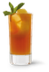 Ein hoher Glasbecher mit einem erfrischenden Getränk, gefüllt mit Eis und einer Zitronenscheibe, garniert mit frischer Minze.