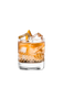 Ein ansprechendes Getränk in einem dekorativen Glas, gefüllt mit Eis und einer Orangenscheibe, vor einem einfarbigen Hintergrund.