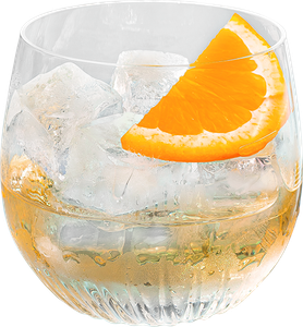 Ein Glas mit einem erfrischenden Getränk, gefüllt mit Eiswürfeln und garniert mit einer Orangenscheibe.