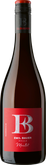 Die Flasche zeigt ein modernes Etikett in Rot mit einem großen silbernen Buchstaben „B“ als zentrales Gestaltungselement. Darunter stehen die Schriftzüge „Emil Bauer Pfalz“ und „Merlot“. Am Flaschenhals befinden sich das „B“-Logo und der Name „Emil Bauer“ in Rot auf schwarzem Hintergrund.