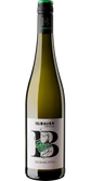 Ein hochwertiger Riesling in einer schlanken Flasche, die mit einem eleganten Etikett und einem grünen Verschluss versehen ist.