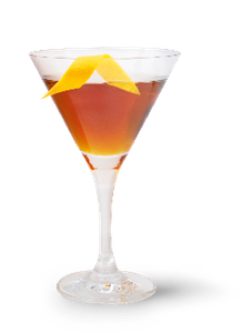In einem klaren Glas präsentiert sich ein Cocktail mit einer tiefen, bernsteinfarbenen Flüssigkeit und einer Zitronenschalen-Dekoration.