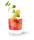 Der Becher enthält ein erfrischendes, rotes Getränk mit Eiswürfeln, dekoriert mit einem Minzblatt und einer Zitrusfrucht.