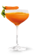 Ein stilvolles Getränk in einem hohen Glas, das orangefarbene Flüssigkeit zeigt, gekrönt von einer Karotte und frischem Grün.