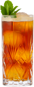 Ein erfrischendes Getränk in einem eleganten Glas, garniert mit frischen Minzblättern und einem Hauch von Schaum an der Oberfläche.