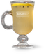 Ein transparentes Glas mit einem goldenen Getränk, garniert mit einer Zitronenscheibe und Gewürznelken, steht auf einem Tisch.