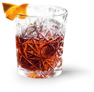 Ein elegantes Glas mit einem tiefroten Getränk, garniert mit einer spiralförmigen Orangenschale, auf einem dunklen Untergrund.