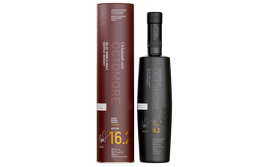 Die Flasche Octomore 16.2 und ihre rote Verpackung präsentieren sich in einem minimalistischen, modernen Design.