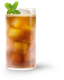 Ein Glas mit einem dunklen, erfrischenden Getränk, das Eiswürfel und ein Minzblatt enthält, ideal für heiße Tage.