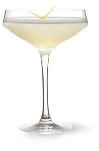 In einem transparenten Cocktailglas befindet sich ein helles Getränk, das mit einer feinen Zitronenschale dekoriert ist.