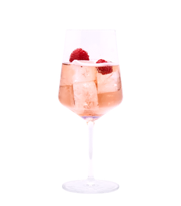 Zart rosafarbener, perlender Drink mit Eiswürfeln, feiner Schaumkrone und frischen Himbeeren in einem hohen Stielglas vor weißem Hintergrund.