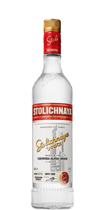 Eine Flasche Stolichnaya Wodka mit einem eleganten Design und goldener Kappe, die auf einem weißen Hintergrund steht.