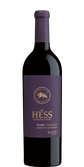 Eine elegante Flasche Cabernet Sauvignon aus dem Napa Valley, verziert mit einem goldenen Löwen-Emblem auf lila Hintergrund.