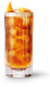 Ein stilvolles Glas mit einem eisgekühlten Getränk, das sprudelnd aussieht und mit einer Orangenscheibe verziert ist.